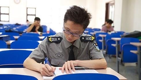 真励志大片！人大保安哥考研成功 成为网络红人