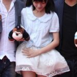 徐娇遇风吹裙尴尬露安全裤 少女美腿毕露显身材