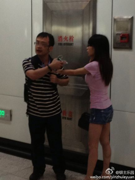 6号线男子解开女乘客内衣 称无法推开发泄不满