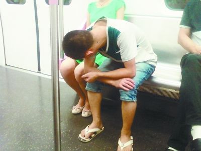 男子地铁上摸睡着女乘客大腿四分钟 将其摸醒