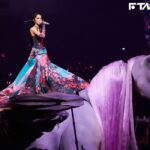 最美人間維納斯！蔡依林不只駕馭巨蟒　披「3公尺七彩長裙」騎3層樓高飛馬降臨大巨蛋