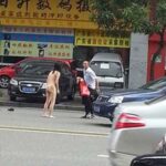 奇葩东莞情侣吵架脱光衣服 网友：脱脱衣能消气