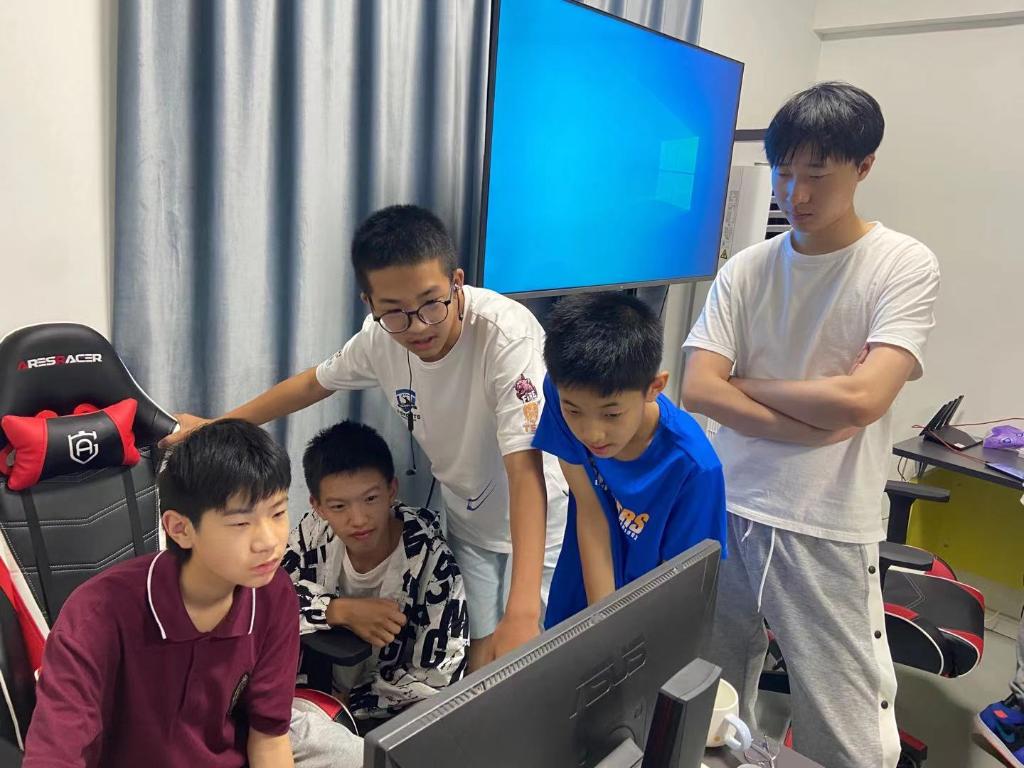 新华社：有电竞天赋不用着急打职业 先把文化课学好 价值观立正