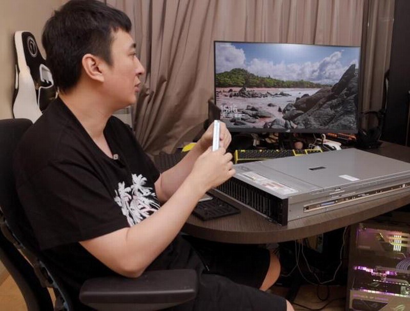 王思聪组装百万元电脑后 还拉了根宽带：一个月20万