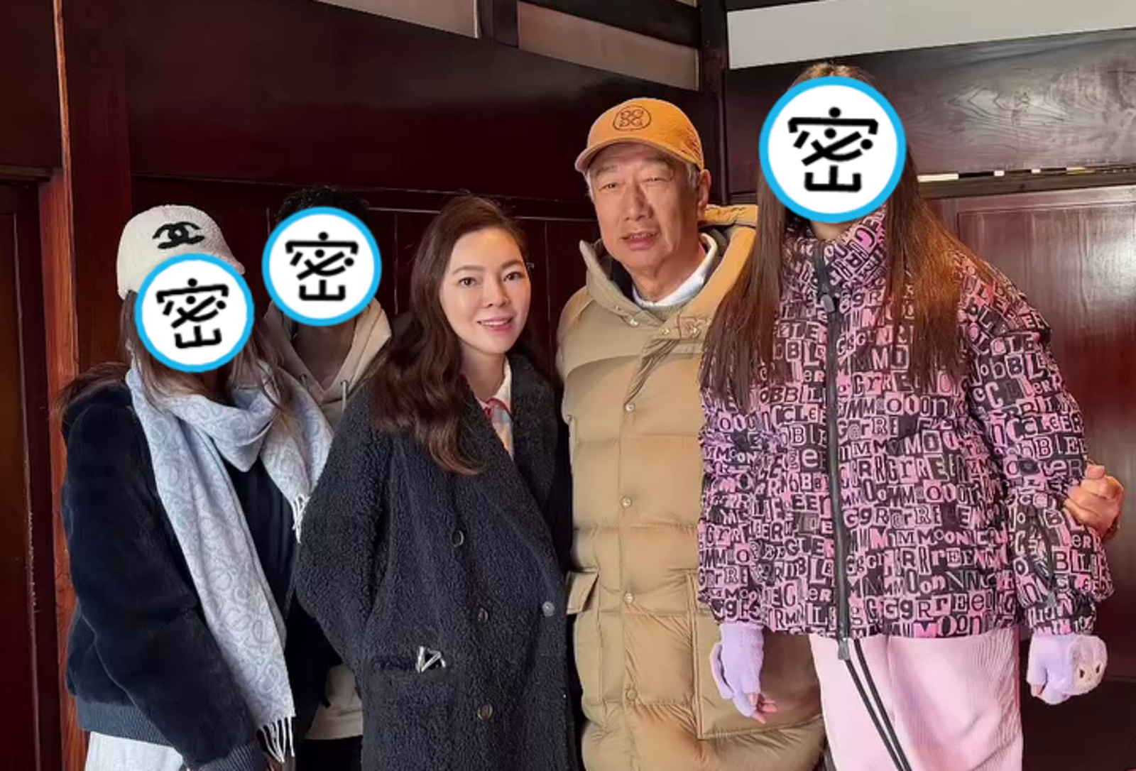 郭台銘、曾馨瑩一家五口全家福曝光! 16歲大女兒「戴媽咪的CHANEL」吸睛