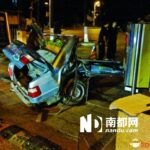90后开无牌宝马拦腰撞断出租车 车尾飞出20多米远