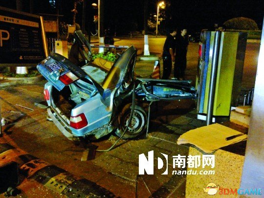90后开无牌宝马拦腰撞断出租车 车尾飞出20多米远