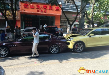 白富美怒开卡宴撞玛莎拉蒂 豪车连连碰是病态炫富？