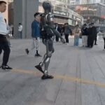 国产人形机器人街边散步引热议 最终售价预计15万