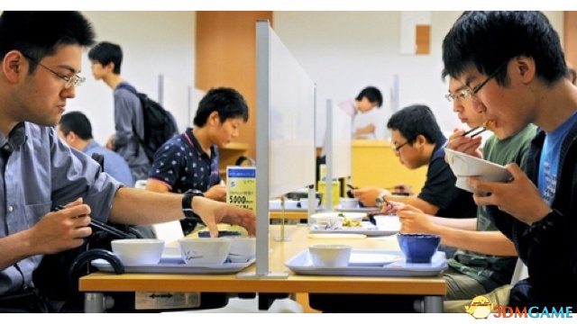 骚年湿了吗？日本大学食堂推出“孤独一生”餐桌