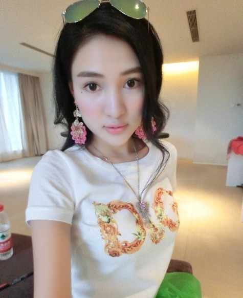 郭美美再晒自拍照 网友调侃称别再欺负球形闪电