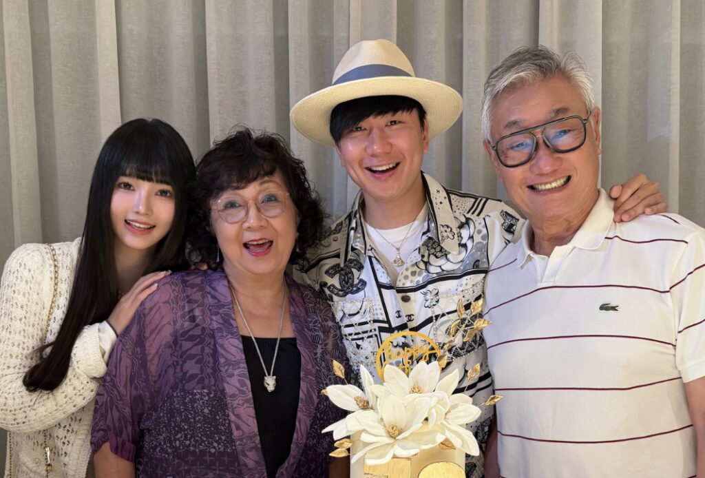 林俊傑無預警認愛！攜女友為媽媽慶生　一家四口合影曝