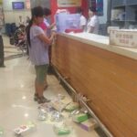 问题奶粉惹怒消费者 乌鲁木齐女子超市撒奶粉抗议