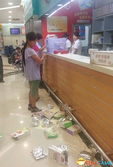 问题奶粉惹怒消费者 乌鲁木齐女子超市撒奶粉抗议