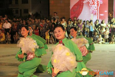 中国大妈纽约跳广场舞被铐 排练音乐扰民被投诉