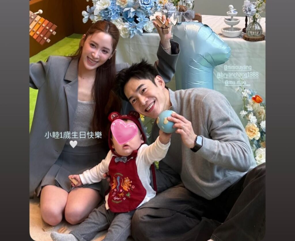 歐陽妮妮抱娃回台抓週　爺爺歐陽龍拿自己P圖比對孫子樂壞