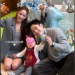 歐陽妮妮抱娃回台抓週　爺爺歐陽龍拿自己P圖比對孫子樂壞