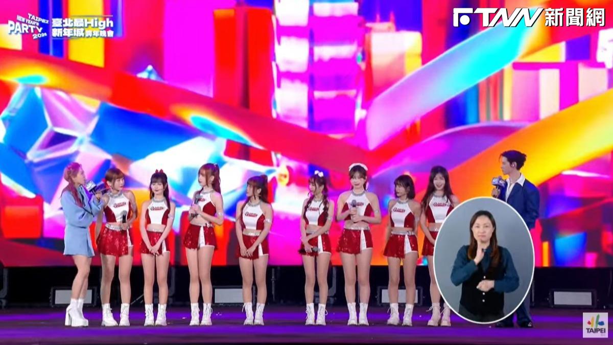 跨年夜流程出包！主持人插話打斷「小龍女」自我介紹挨轟　急發文道歉