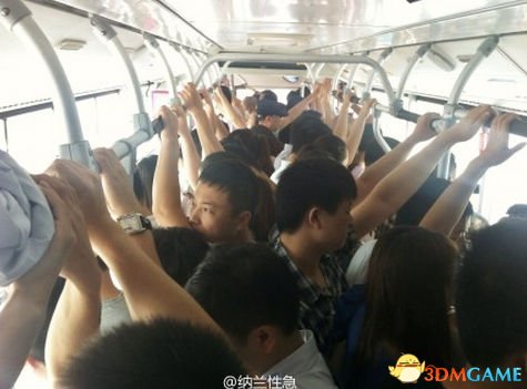 每日轻松一刻 小伙给孕妇让座发现是自己前女友