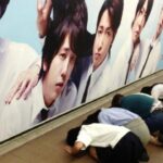 快来跪拜日本天团“岚”!居然有歌迷真给跪了?