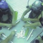 湖南持续高温 四位男子竟然背氧气罐水下打麻将